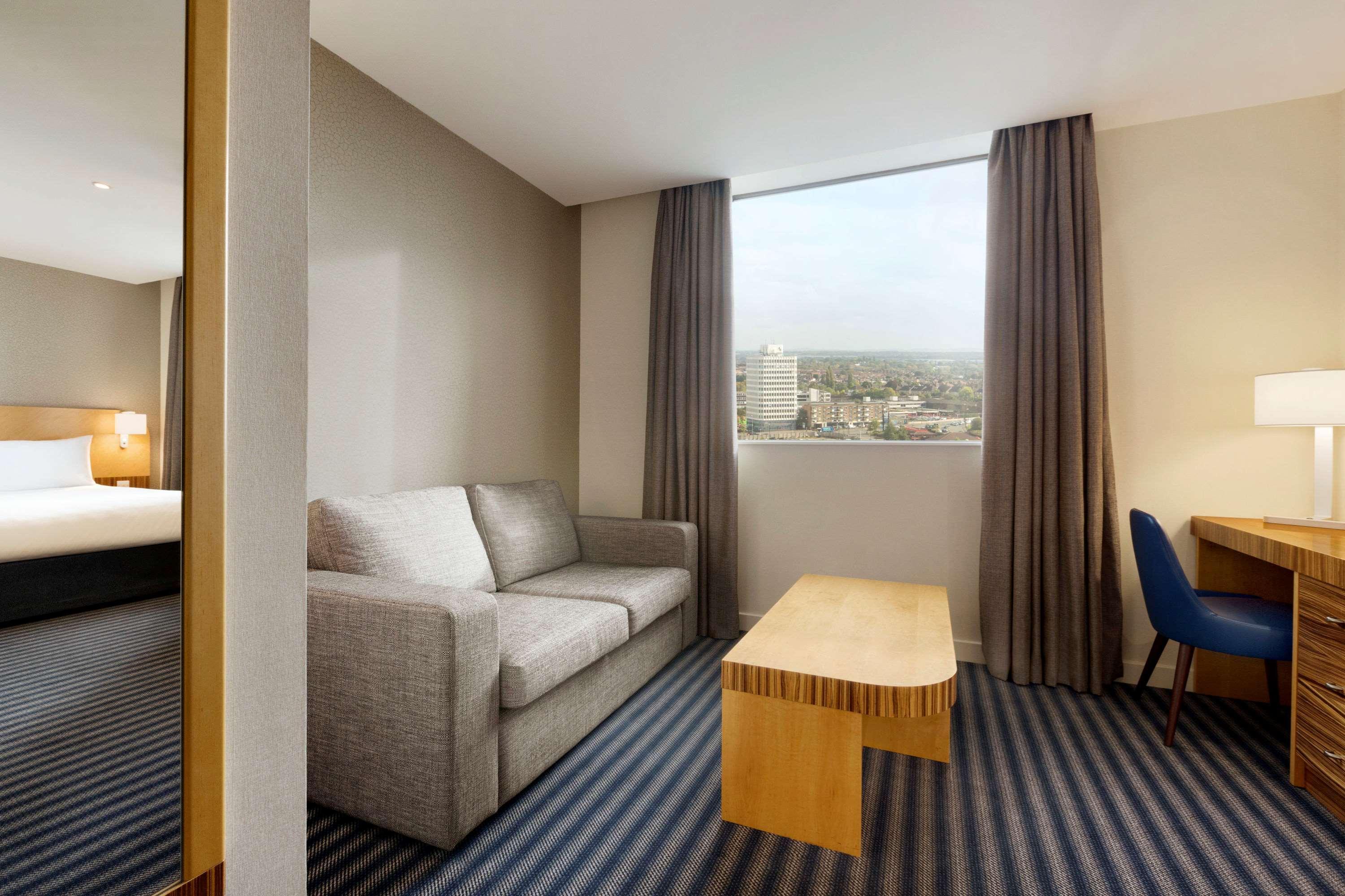 Ramada Hotel & Suites By Wyndham Ковентрі Екстер'єр фото